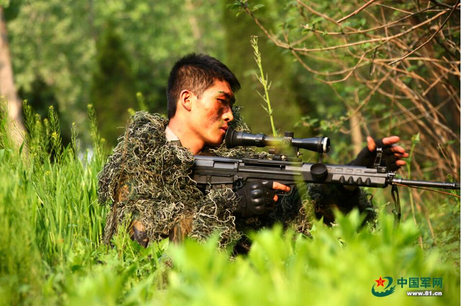 解放军侦察兵狙击手伪装专业