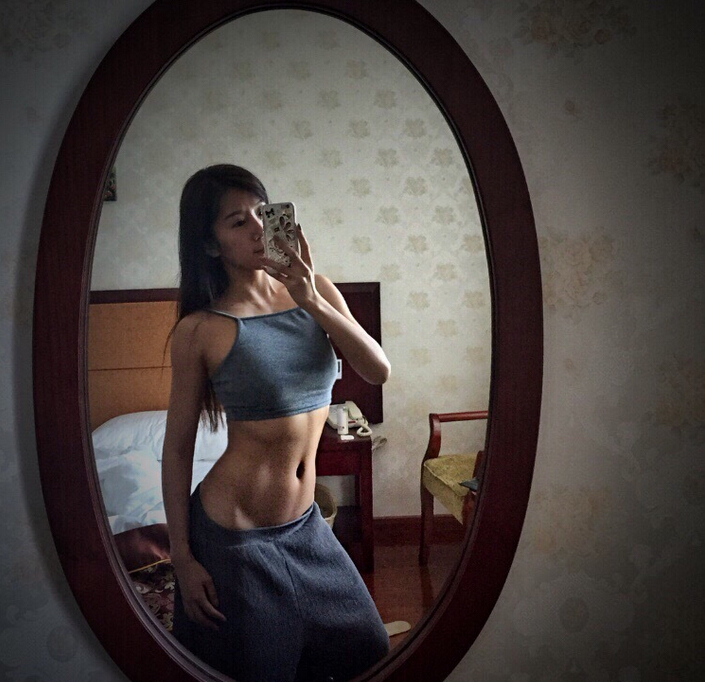 丰胸翘臀 马甲线 娱乐红星pk民间女神抢头条