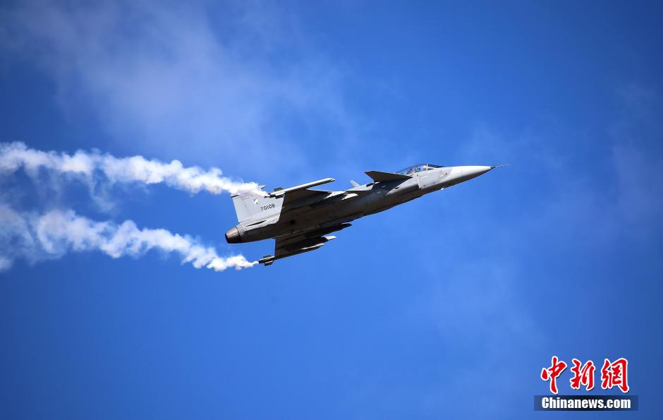 歼10与泰军鹰狮比拼飞行技艺