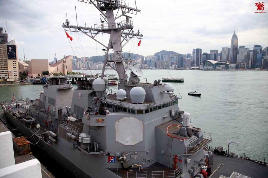 美军巡航南海神盾舰停靠香港