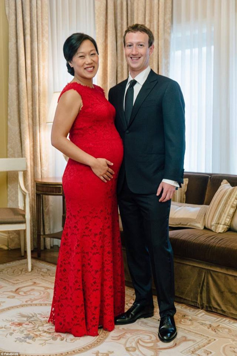 扎克伯格夫妇喜迎爱女晒幸福照称愿捐99所持股份