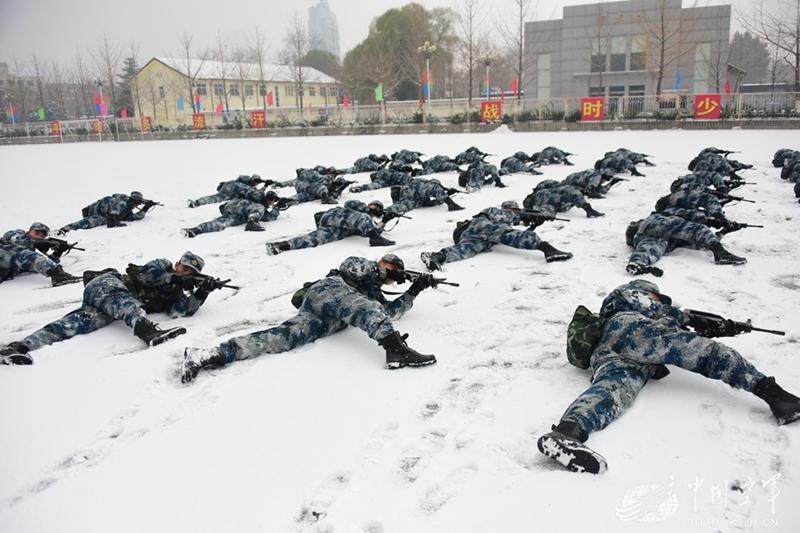 空军战士雪地训练身披"冰甲"