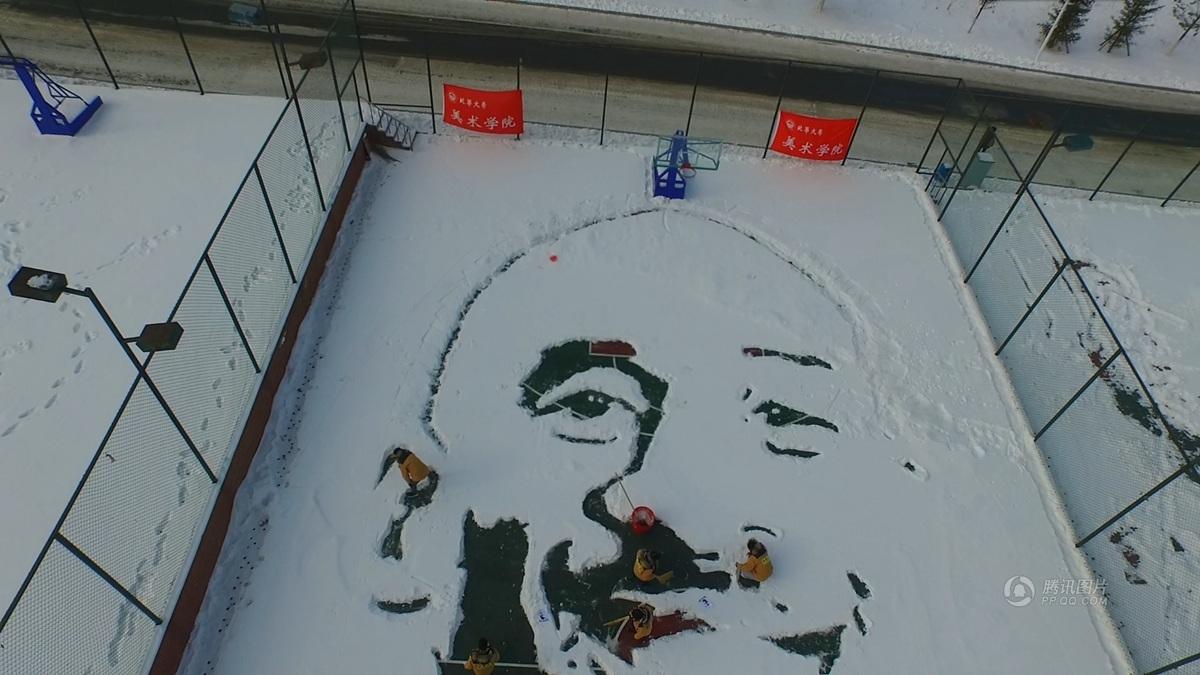 4 吉林大学生在篮球场用雪作画致敬科比