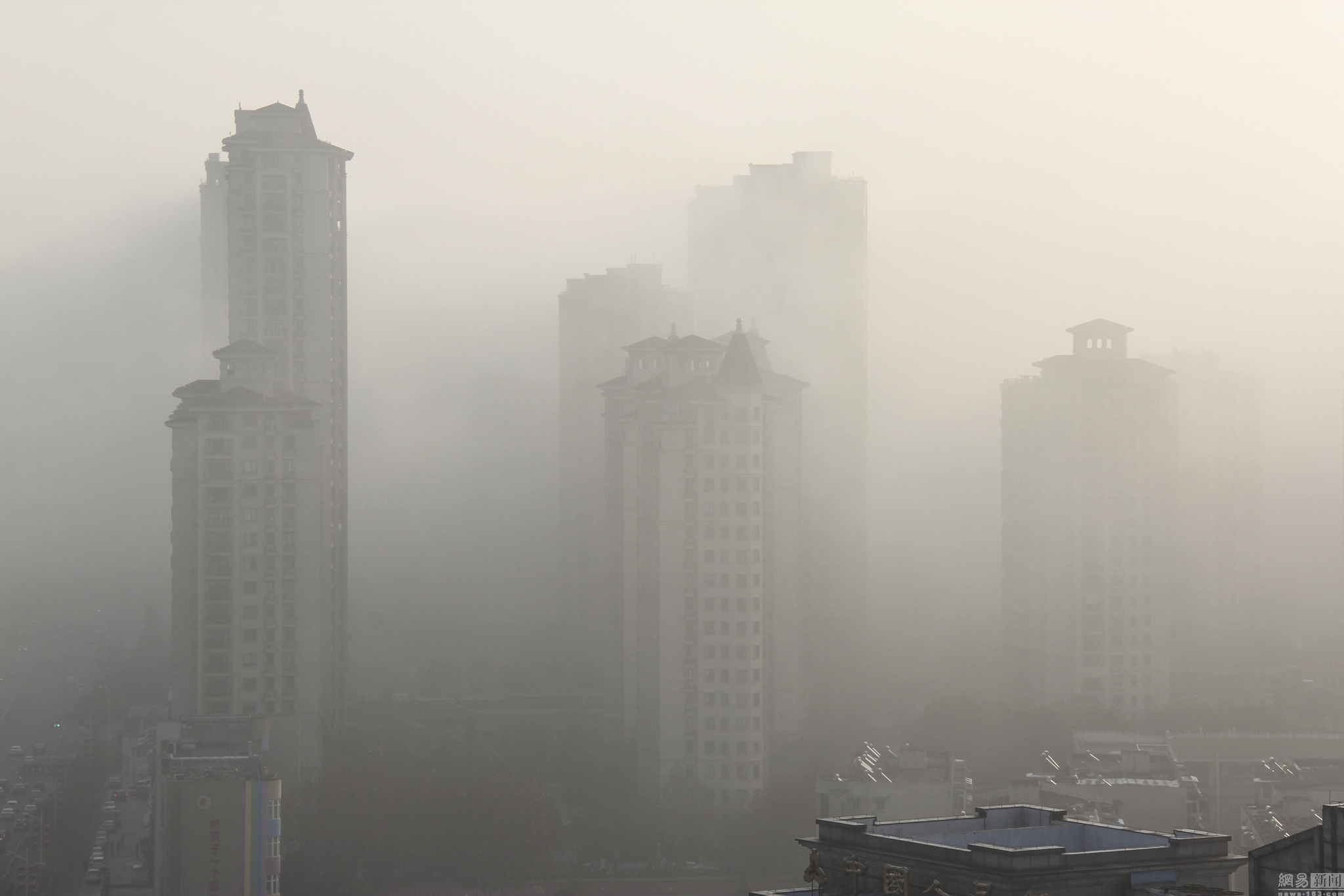 安徽芜湖遭遇强雾霾袭击 高层似海市蜃楼