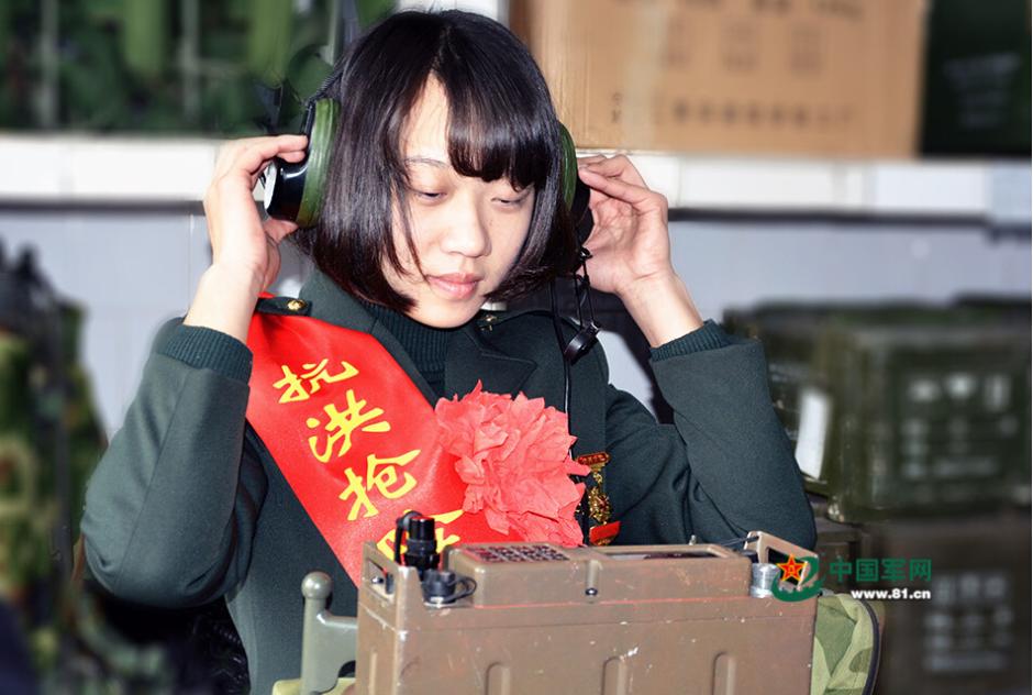 解放军可爱女兵含泪吻别军徽