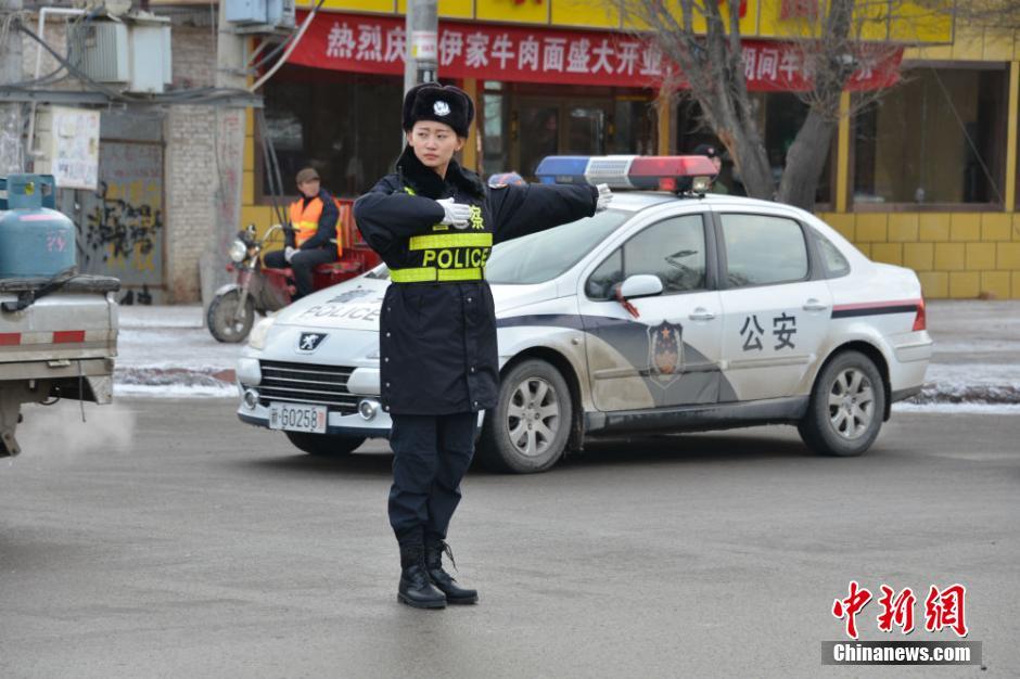 新疆大雪高颜值女交警上街执勤