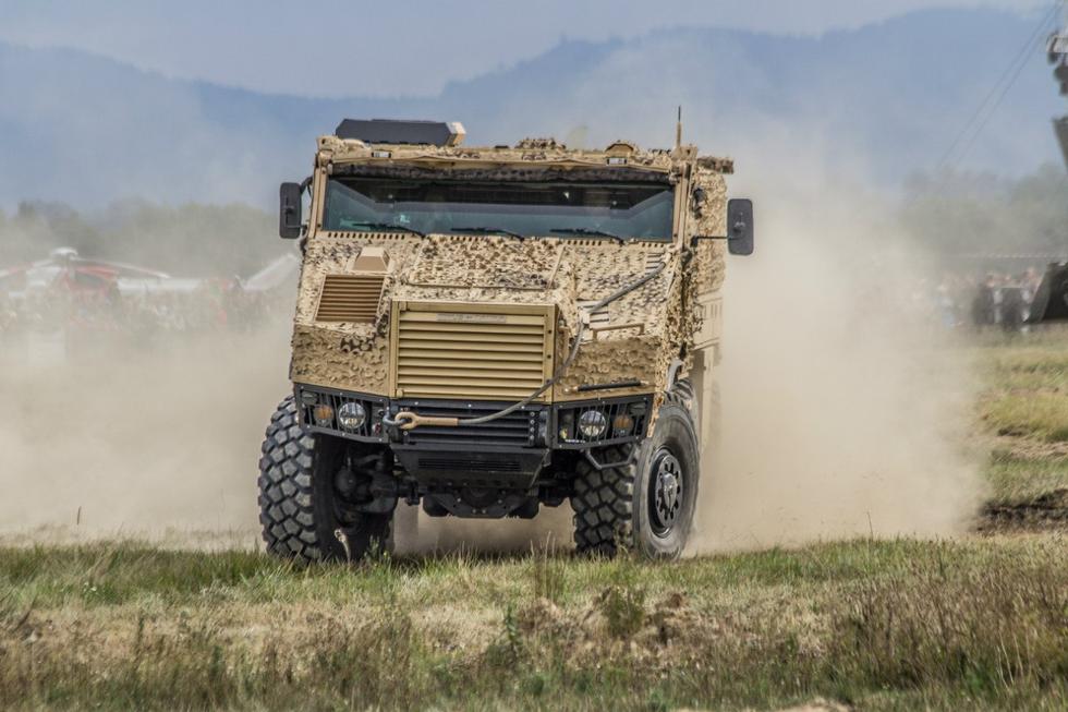 10 法国6x6重型运兵车外形彪悍