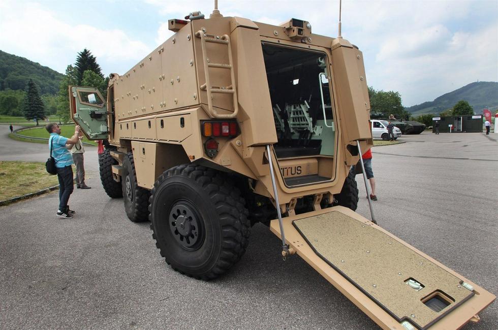 法国6x6重型运兵车外形彪悍