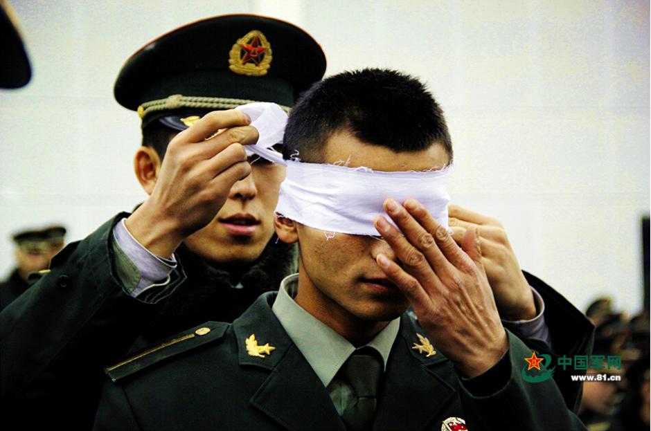 9 军校学员蒙眼比赛步枪分解结合