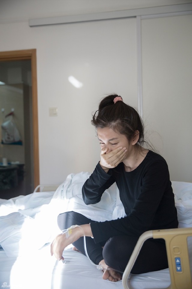 李冰冰受病痛折磨 吐血后仍坚强背单词