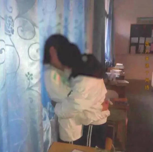 中学生平安夜在课室里拥吻