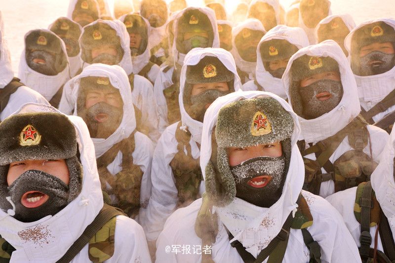 我军"北极"官兵全副武装滑雪