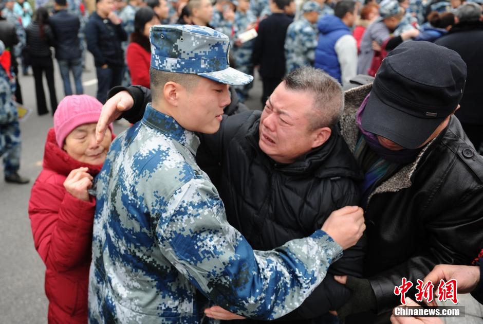 大学生入伍家长亲属含泪送别