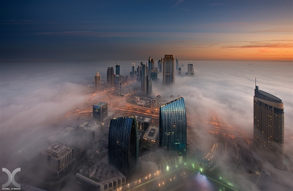 这些作品利用光影真实的描绘了一座城市的特色,比如云雾缭绕之中若隐