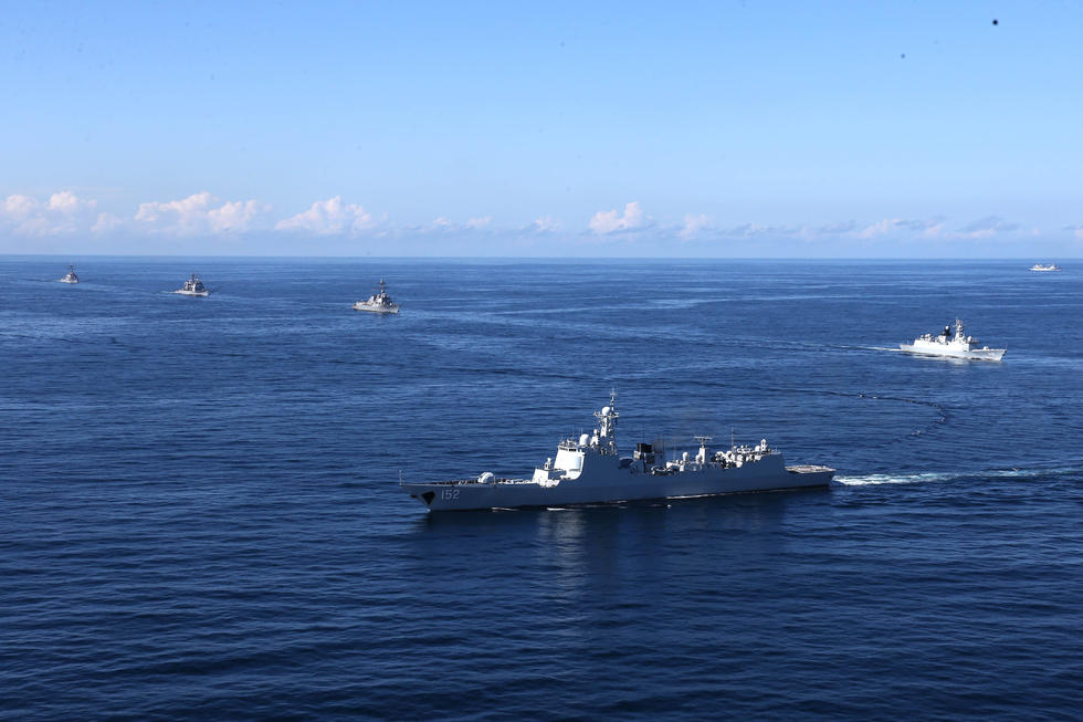 澳洲军舰迎接中国环球航行舰队