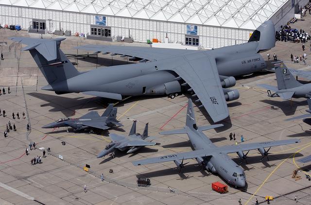 高度超过6层楼,长度和足球场相当,也是世界上最大的运输机之一