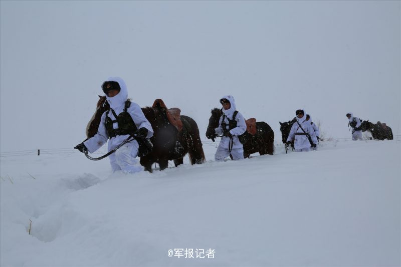 9 新疆塔城邊防巡邏積雪齊腰深