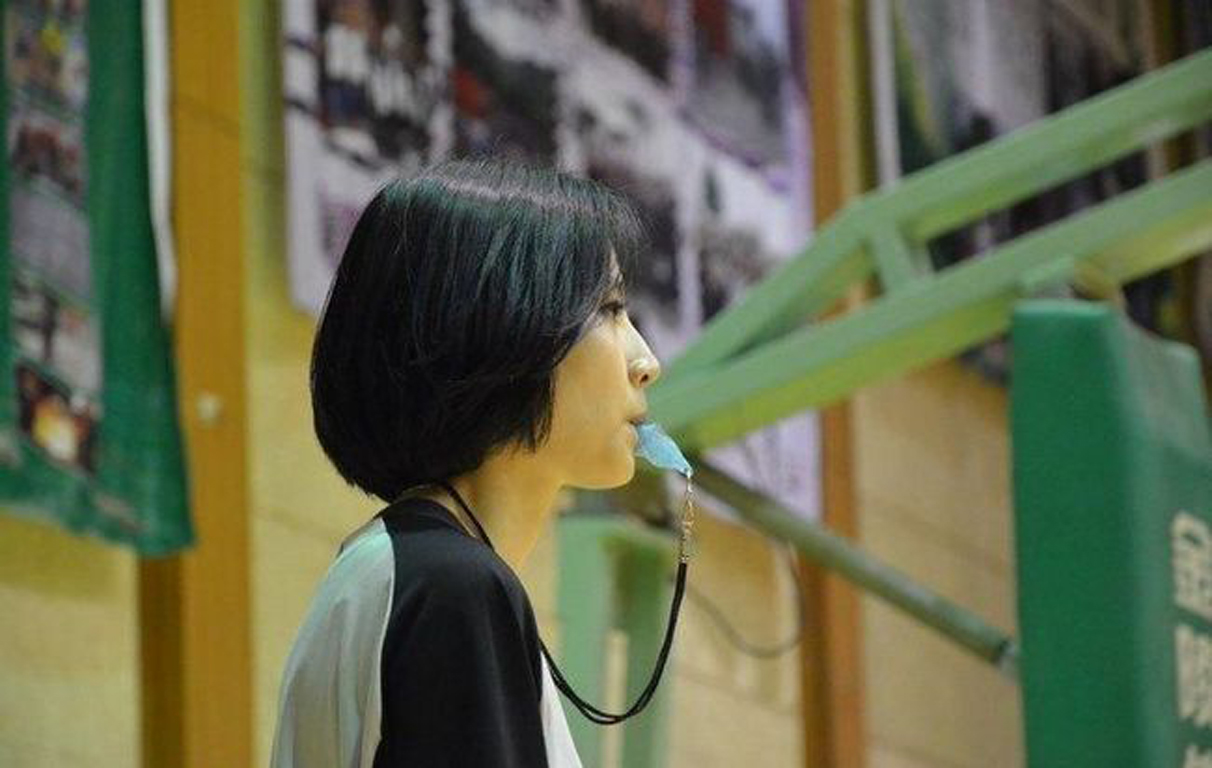 54/62 盘点体坛吸睛美女裁判:颜值,长腿,美胸