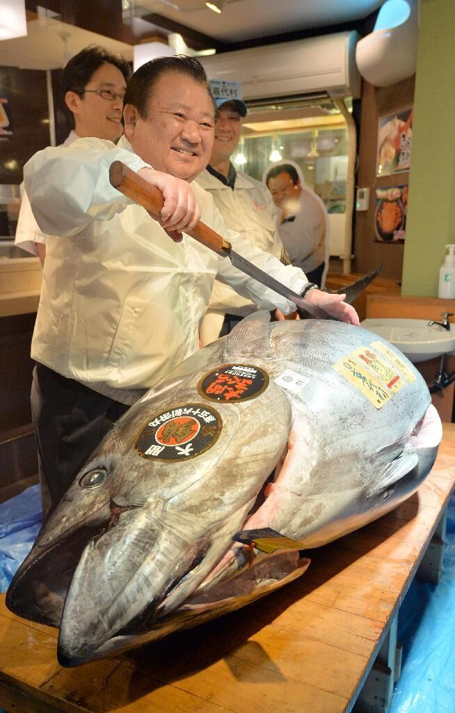 日本东京筑地市场一条蓝鳍金枪鱼竞拍出766万天价