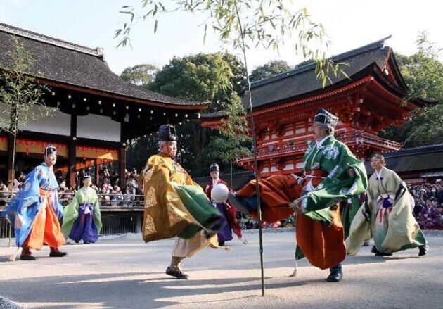 日本京都下鸭神社举办迎新春蹴鞠表演