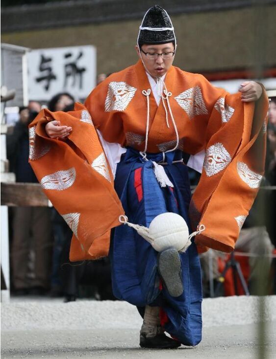 日本京都下鸭神社举办迎新春蹴鞠表演 日本京都下鸭神社举办迎新春蹴鞠表演