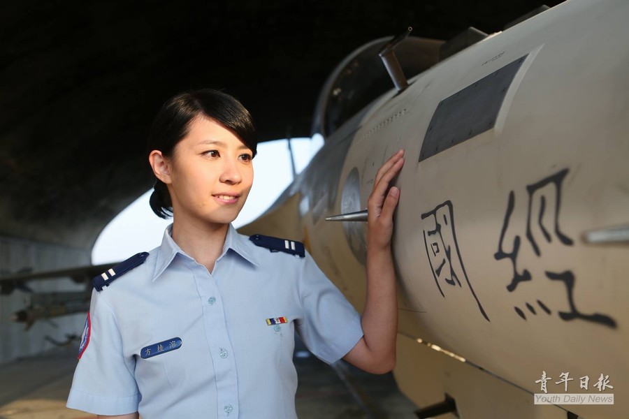 台军2016月历女兵主角笑容甜美
