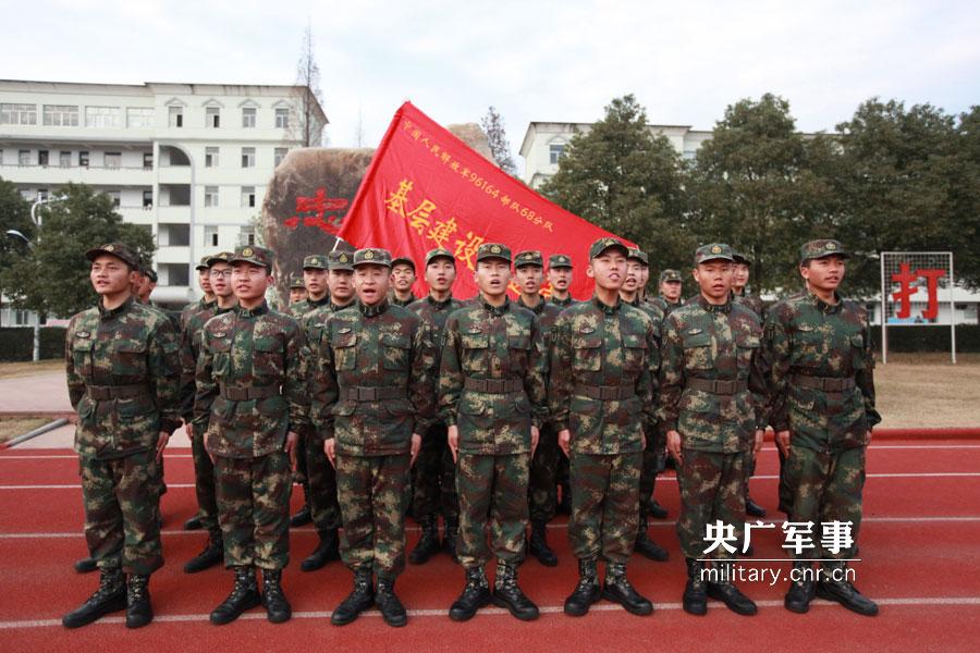 火箭军夜间发射训练场面似科幻大片