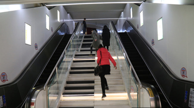 地铁1号线会展中心站c出口开放,出口楼梯竟是一架特殊的钢琴
