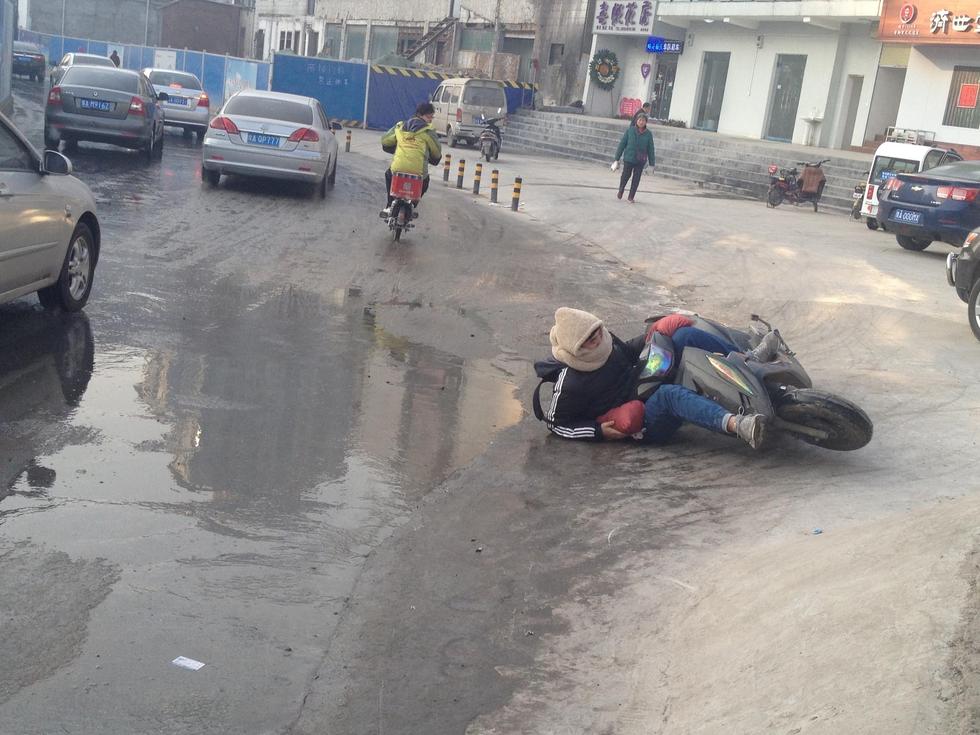 上午8时许,航海路桐柏路西约300米路南的一在建工地门口,航海路西向东