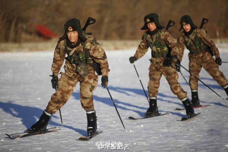 解放军冬季滑雪高难度训练猛照