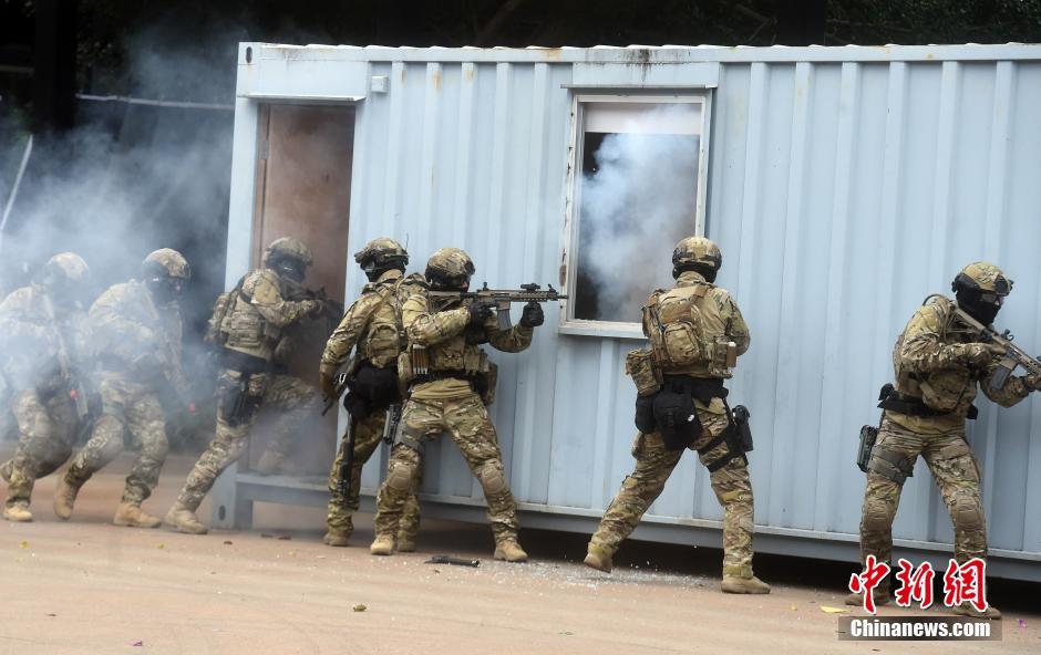 香港飞虎队装备精良武装到牙齿