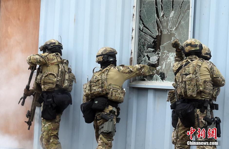 香港飞虎队装备精良武装到牙齿