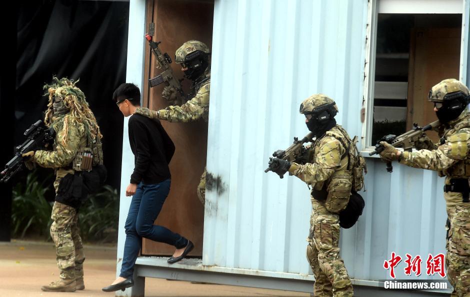 香港飞虎队装备精良武装到牙齿