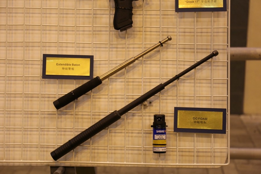 负责讲解的警员表示,便装警员携带较短的伸缩警棍,长的则由正装警员