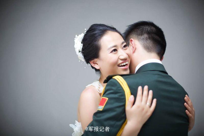 中国军人晒唯美军装婚纱照