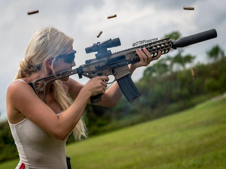 国外身材火辣女枪迷网络走红