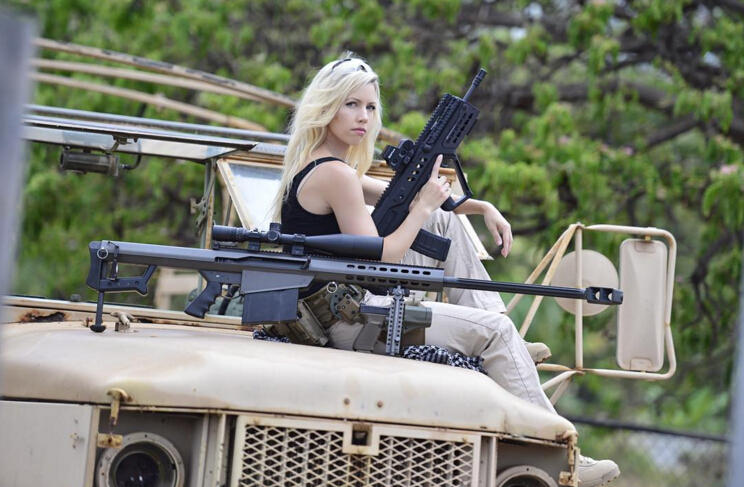 国外身材火辣女枪迷网络走红