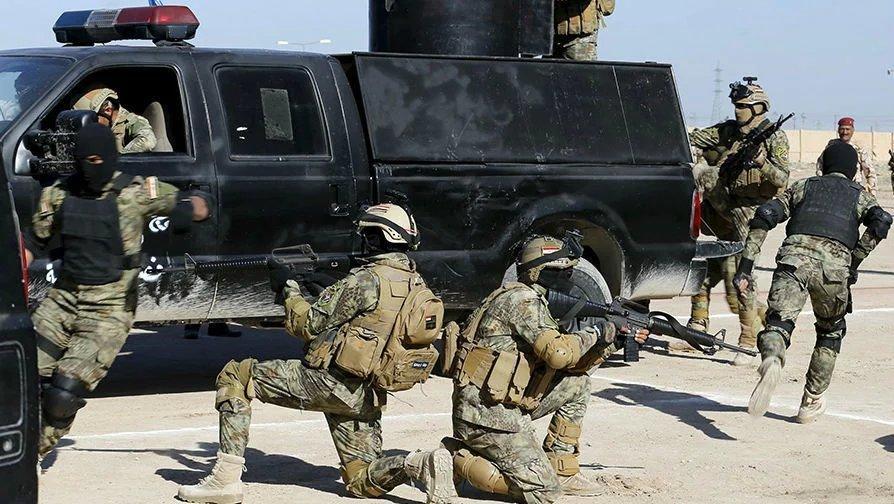 伊拉克特警阅兵蒙面行头唬人