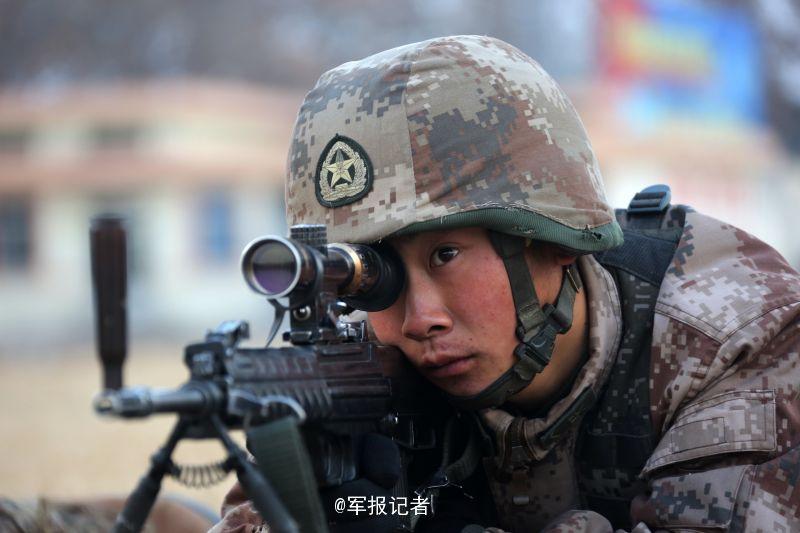 解放军神枪手头盔顶上立弹壳