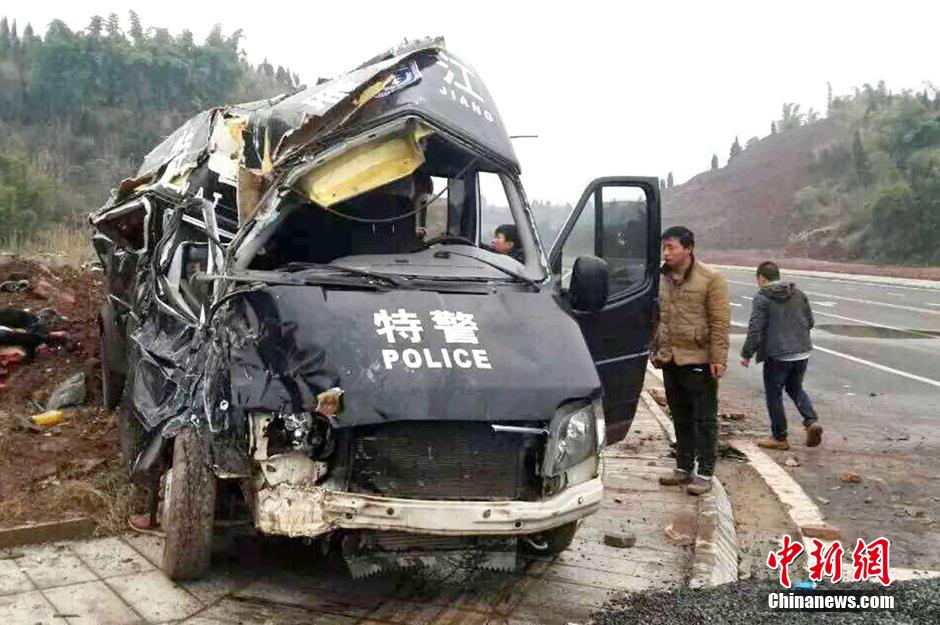 警车撞上轿车特警队员2死7伤