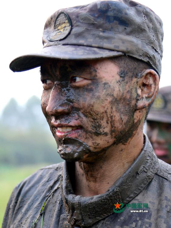 解放军猎人选拔战士泥潭中搏杀