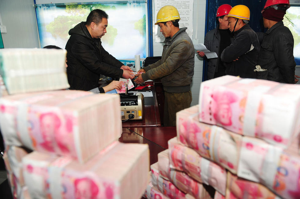 4 1000万现金码成"小山" 农民工领工资