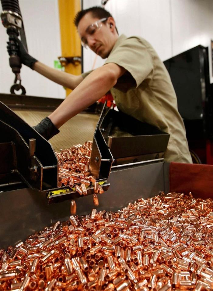 看国外高效率子弹生产工厂