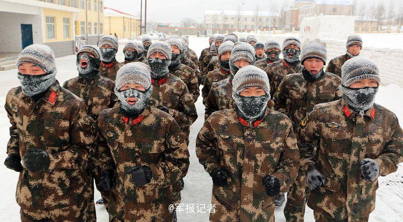 武警战士冬季练习雪地拖轮胎