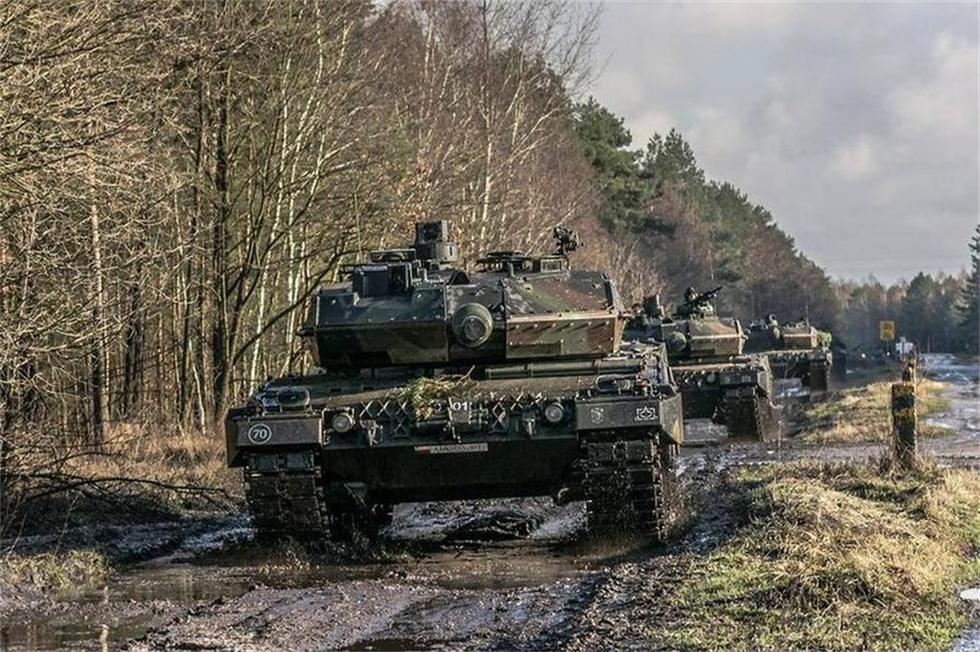 8 波兰豹2坦克飞奔一头扎进泥潭