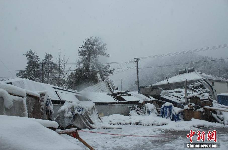 5 浙江一厂房被雪压塌 3人被困