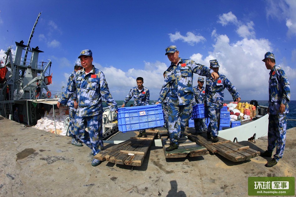 南沙永暑礁守兵配枪还是81杠