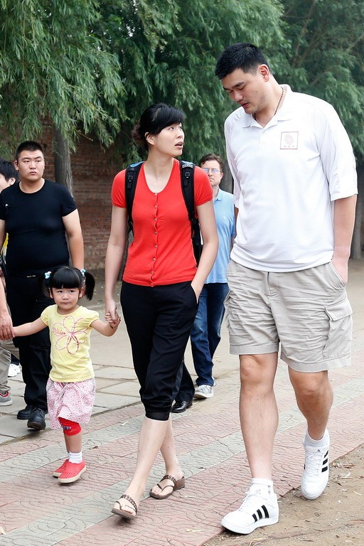 马刺巨人娇妻只到腰!篮球巨人秀最萌身高差