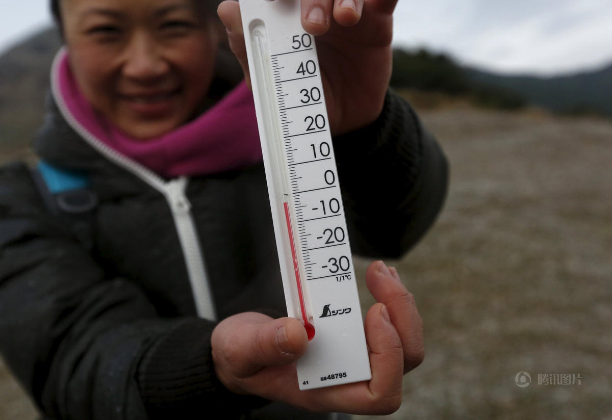 一名登山客的温度计显示,气温在零度以下.