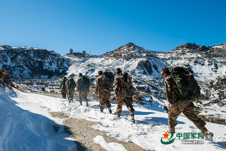 组织官兵为正处于大雪封山期,海拔4500多米的则里拉哨所运送过年物资